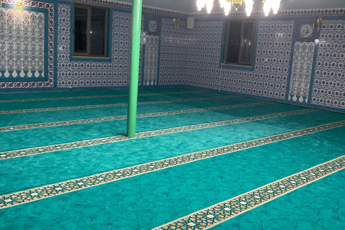 Cami halısı ana görseli, %100 saf yün ve hijyenik dokusu ile öne çıkar.
