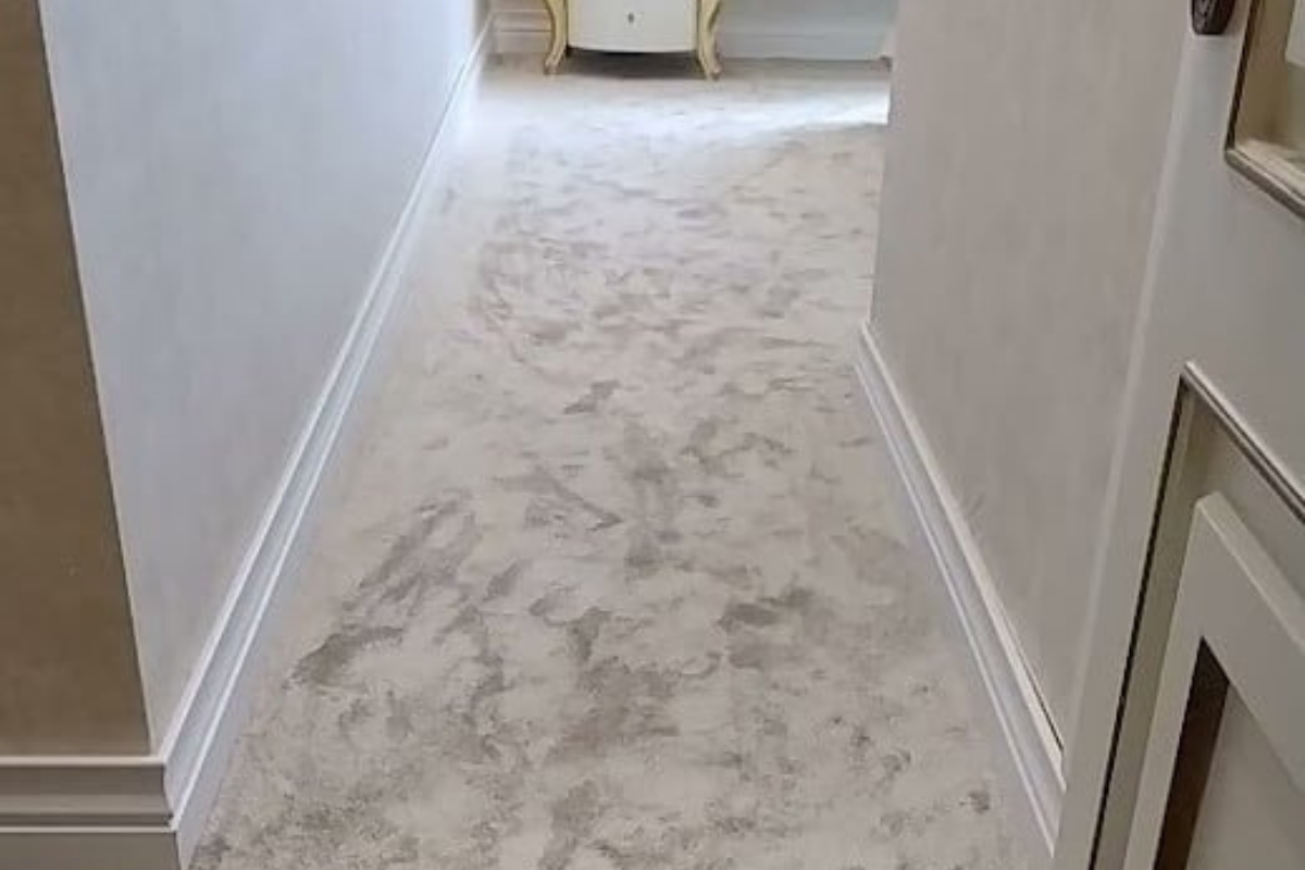 Duvardan duvara halı genel görünümü, tam kaplama çözümü sunar.