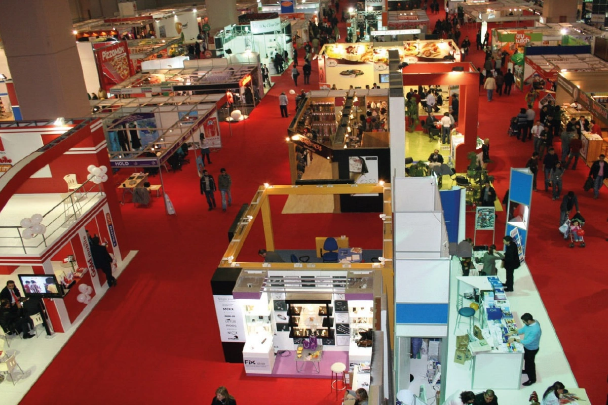 Fuar alanı 2, yoğun ziyaretçi trafiğine uygun, kolay temizlenebilir fuar halısı ile donatılmıştır.