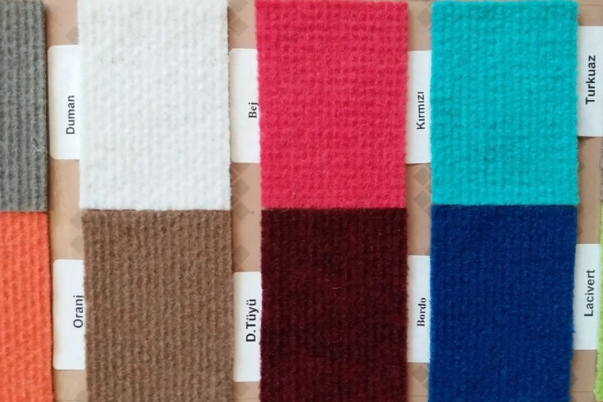 Fuar alanı 4, geniş metrekareli etkinlikler için yüksek dayanıklılığa sahip fuar halısı ile kaplanmıştır.