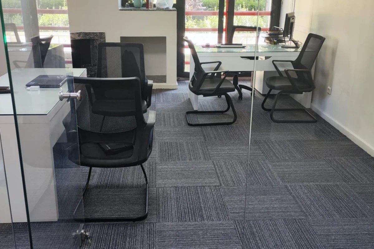 Karo halı genel görünümü, 50x50 cm modüler sistem ile modern ofis alanlarına uygun.