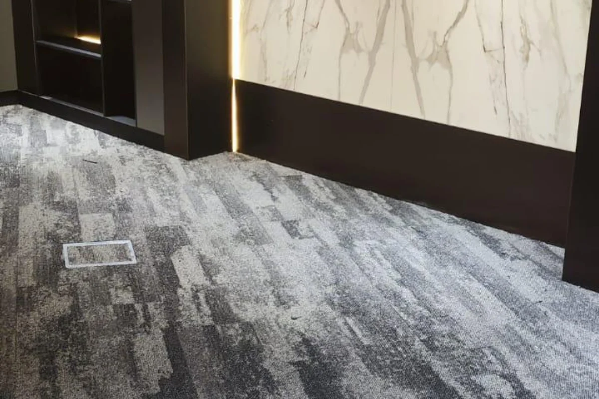 Ofis alanı karo halı uygulaması, profesyonel görünüm sağlar.