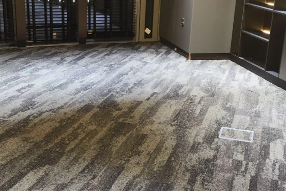 Karo halı modüler sistem, 50x50 cm parça detayını gösterir.