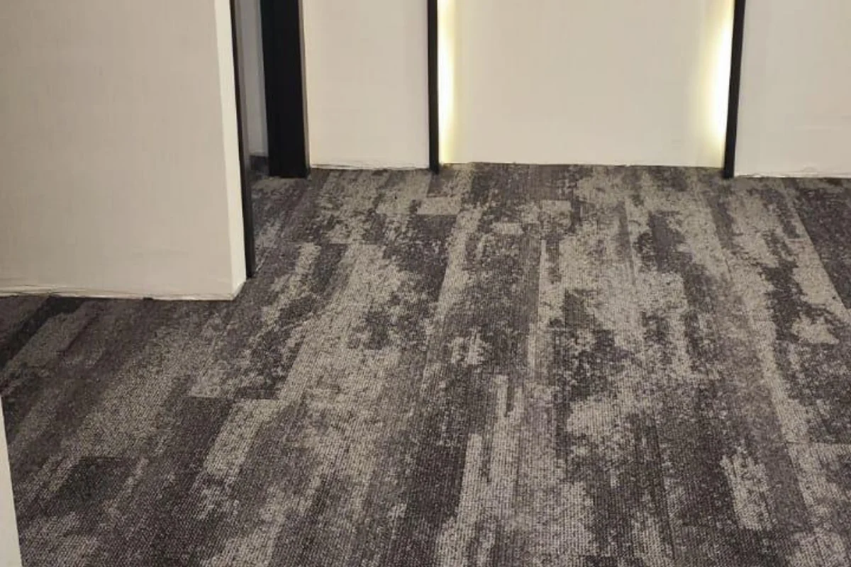 Showroom karo halı döşeme, mağaza alanı için uygun çözüm.