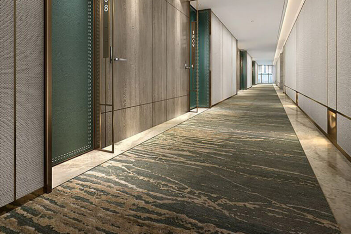 Otel lobisi halı uygulaması, misafirlere ilk izlenimde şıklık sunar.