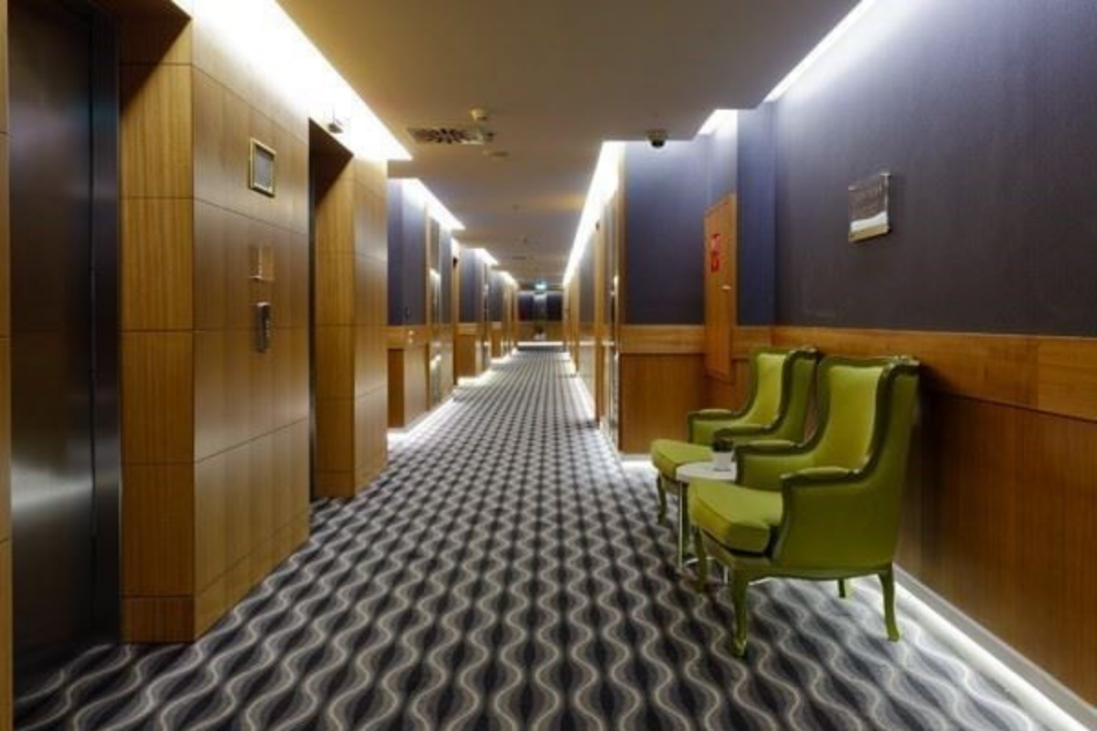 Otel odası halı döşeme, misafir konforu ve hijyen sağlar.
